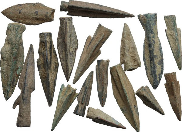 Lot of 17 arrow heads in different shapes. Roman period.