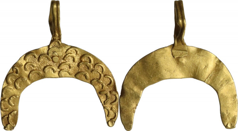 Gold pendant in the shape of a crescent moon, one side ornamented. Balkanic. 17x...