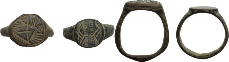 Lot of 2 bronze rings, with geometric engravings. Balkanic.