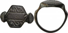 Bronze ring. Islamic.I nner diameter: 21 mm.