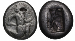 375-340 a. C.. Dracma. Ag. 5,36 g. Rey persa o héroe en posición de correr arrodillado a la derecha, sosteniendo una daga y un arco, carcaj sobre el h...