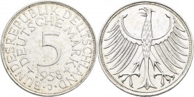Bundesrepublik Deutschland 1948-2001: 5 DM Kursmünze 1958 J, nur 60.000 Ex., Jaeger 387. Kratzer, Randfehler, sehr schön.
 [differenzbesteuert]