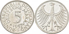 Bundesrepublik Deutschland 1948-2001: 5 DM-Kursmünze 1957 aus der Prägestätte ”J”. Kleiner Kratzer, sonst in vorzüglicher Erhaltung.
 [differenzbeste...