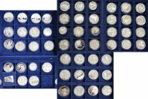 Alle Welt: Zwei Kassetten mit insg. 55 Münzen mit dem Motiv Olympische Spiele / Olympia. Verschiedene Länder, alles Silbermünzen in der höchsten Quali...