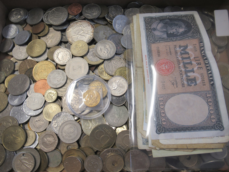 Alle Welt: Ca. 2,5kg an Münzen aus aller Welt, dabei auch noch ein paar Banknote...