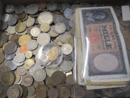Alle Welt: Ca. 2,5kg an Münzen aus aller Welt, dabei auch noch ein paar Banknoten. Dabei bisschen Nominale und Silber gesichtet, sowie ein Aureus Magn...