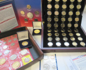 Vereinigte Staaten von Amerika: Partie mit Quarter Sammlung aller 50 Staaten in Luxus-Holzbox aus ABO, verschiedene Medaillen und Münzen aus dem USA, ...