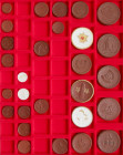 Weimarer Republik: Notgeld / Porzellangeld: Box mit 28 diversen Porzellanmünzen/Medaillen aus Meissen / Sachsen um 1921.
 [differenzbesteuert]