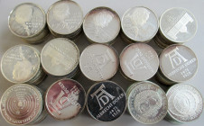 Bundesrepublik Deutschland 1948-2001: 148 x 5 DM Gedenkmünzen überwiegend in der höchsten Qualität polierte Platte, jedoch lose und angelaufen. Überwi...