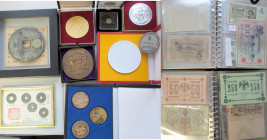 Nachlässe: Ein Karton mit diversen Münzen/ Medaillen und Banknoten. Bei den Münzen sind es eingerahmte China-Cash-Münzen, Medaillen überwiegend modern...