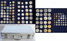 Nachlässe: Ein Koffer mit über 100 diversen Medaillen (überwiegend Modern) und Münzen.
 [differenzbesteuert]
Gebotslos, Zuschlag zum Höchstgebot!...