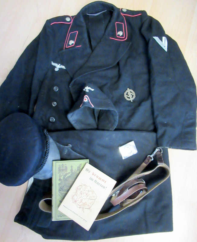 Varia, Sonstiges: Uniformen: Drittes Reich, Panzertruppe Uniform in einem Reisek...