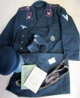 Varia, Sonstiges: Uniformen: Drittes Reich, Panzertruppe Uniform in einem Reisekoffer.
 [differenzbesteuert]