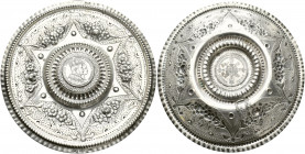 Varia, Sonstiges: Silberner Münzteller mit eingearbeitetem Krönungstaler 1861 (Preussen, Wilhelm I.), mit Blumenmotiven verziert, Silberpunze ”Habmond...