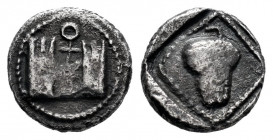 Cilicia. Soloi. Obol. 440-410 BC. Anv.: Wall gate with two towers topped with three battlements, above cross and roundel. Rev.: Grape bunch. Ag. 0,83 ...