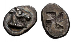Macedon. Aigai. Hemiobol. 500-475 BC. (AMNG-p. 138, 24). Anv.: Head of goat right, neck ending in beaded collar. Rev.: Quadripartite incuse square. Ag...