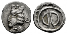 Kings of Persis. Uncertain King. Hemidrachm. Late 1st century BC. (Alram-621). (Van't Haaff-621.2c). Anv.: Bearded bust with crenellated crown left, h...