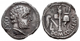 Osca. C. Domitius Calvinus. Denario. 38 BC. Huesca. (Ffc-685). (Craw-532/1). (Cal-546a). Anv.: Cabeza descubierta de Hércules barbada a derecha, detrá...