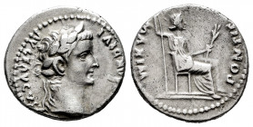 Tiberius. Denario. 16 AD. Lugdunum. (Spink-1763). (Ch-16). Anv.: TI CAESAR DIVI AVG F AVGVSTVS. Cabeza laureada de Tiberio a derecha. Rev.: PONTIF MAX...