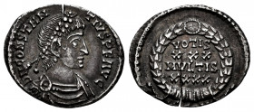 Constantius II. Reduced Siliqua. 337-361 AD. Anv.: D N CONSTANTIVS PF AVG. Rev.: VOTIS XXX MVLTIS XXXX. Ag. 2,03 g. Marca de ceca no visible. Grieta. ...