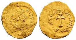 Mauricius Tiberius. Tremissis. 583-602 AD. Constantinople. (MIBE-20). (Doc-14). (Sear-488). Anv.: D N (TIЬЄ)RI P P AVI, pearl-diademed, draped and cui...