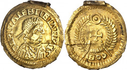 Reino Suevo. A nombre de Valentiniano III. Triente. (Chaves 13 var). Restos de soldadura. Grieta. 1,12 g. (MBC).