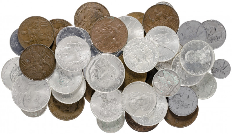 Lote de 49 monedas de diversos países, varias en plata. A examinar. BC/S/C.