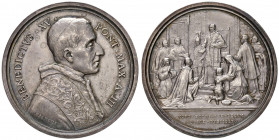 Benedetto XV (1914-1922). Medaglia 1917 An. III. Promulgazione del Codice di Diritto Canonico. AG (g 38,75 - Ø 44 mm). Bartolotti E917. Porosità nei c...