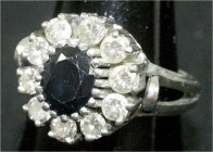 Fingerringe
Damenring Weissgold 585/1000 mit großem Onyx im Ovalschliff und 10 Brillanten zu je 0,1 ct. Ringgröße 17. 7,97 g