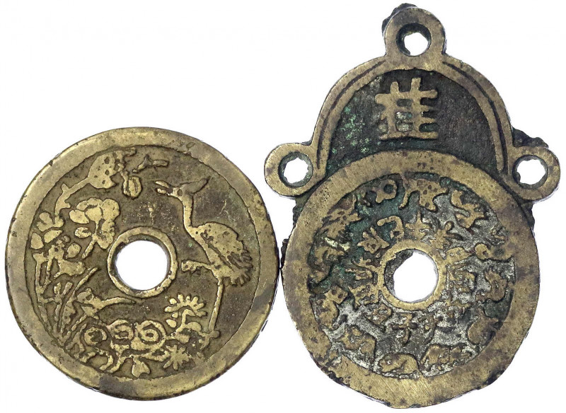 China
Amulette
2 Bronzegussamulette o.J. Rund mit Mittelloch, Kranich und Pfla...