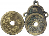 China
Amulette
2 Bronzegussamulette o.J. Rund mit Mittelloch, Kranich und Pflanzen/die Namen der 8 Trigramme des Fu Hsi, 46 mm; Rund mit angegossene...