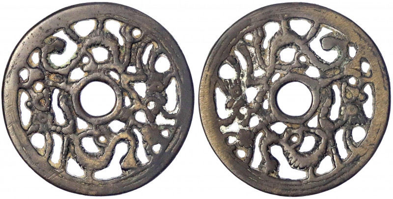 China
Amulette
Bronzegussamulett "open work" o.J. 2 Drachen. 58 mm. sehr schön...