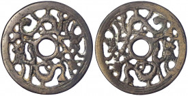 China
Amulette
Bronzegussamulett "open work" o.J. 2 Drachen. 58 mm. sehr schön. Hartill (Amulets) 1.83.