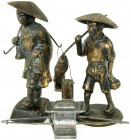 China
Varia
3 Teile: 2 kl. Bronzefiguren von Fischern (Höhe 11 und 12 cm), versilbertes Modell einer Sänfte (Höhe 35 mm)