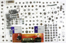 China
Lots bis 1949
Großer Posten im Karton. Hunderte Münzen, angefangen beim Messergeld der Chou-Dynastie über Cashs (teils Eisen der Südl. Song), ...