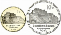 China
Volksrepublik, seit 1949
2 Stück: 10 Yuan Silber 20 Jahre Autonome Region Tibet 1985. Großpalast des Dalai Lama in Lhasa und 1 Yuan Cu/Ni. In ...