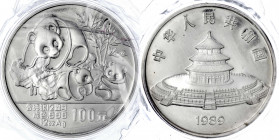 China
Volksrepublik, seit 1949
100 Yuan 12 Unzen Silbermünze 1989. Panda mit zwei Jungtieren. Verschweißt (Kapsel beschädigt) und in Holzschatulle (...