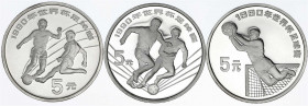 China
Volksrepublik, seit 1949
3 X 5 Yuan Silber zur Fußball WM 1990 in Italien. Steilpass 1989 und zwei Spieler im Kampf um den Ball und Torwart mi...