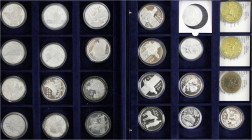 China
Lots der Volksrepublik China
Sammelschatulle mit 24 Münzen aus 1980 bis 1997. 3 versch. 1 Yuan Messing 1980 Lake Placid 1980 und 21 Silbergede...