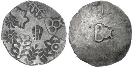 Indien
Maurya-Dynastie. Evolutions-Periode, ca. 462-415 v. Chr
Karshapana zu 32 Rattis. Silber, 7,36 g. Außergewöhnlich runder Schrötling mit besond...