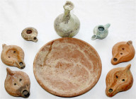 Rom
Lots
8 Artefakte: Glasflasche (Abbrüche an der Lippe), Terrakotta-Teller (reparierte Bruchstelle), 6 Terrakotta-Öllampen, diese teils mit intere...
