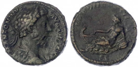 Kaiserzeit
Marcus Aurelius, 161-180
As, TRP XXIX = 174. Belorb., darp. Brb. r./IMP VII COS III SC. Flussgott Tiber lagert nach links gewandt. 11,44 ...