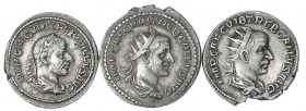 Kaiserzeit
Trebonianus Gallus, 251-253
3 Beckersche Fälschungen: zum Denar 251/253. Drap., belorb. Brb. r./PM TRP IIII COS II. Kaiser steht mit Zwei...