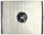 Drittes Reich
Zigarettenetui Silber 900/1000 mit aufgesetzter HJ-Schiessauszeichnung. 100 X 80 X 10 mm; 145,20 g. sehr schön