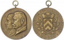 Drittes Reich
Tragb. Bronzemedaille 1933 von Wernstein, a.d. Bielefelder Schützenfest. Brb. Hitler und Hindenburg l./Wappen. 40 mm. vorzüglich. Schum...