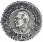 Drittes Reich
Hohlgeprägtes Weißmetall-Abzeichen 1933 zu Hitlers 44. Geburtstag. 26 mm. vorzüglich/Stempelglanz, mattiert. Colbert/Hyder 204.