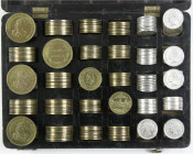 Zusammenstellungen/Lots
Alter original Holz-Spielmarkenkasten der Fa. Lauer um 1880, mit 285 Spielmarken in 3 Größen: 99 X 35 mm Messing Maria Theres...