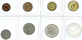 Kursmünzensätze
1 Pfennig - 5 Deutsche Mark, 1964-2001
1967 J. O.B.H. Auflage nur 1500 Sätze. Folie in der Mitte leicht angetrennt. Polierte Platte,...