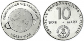 Gedenkmünzen der DDR
10 Mark Weltraumflug 1978 A, Materialprobe in Silber. 16,91 g. Auflage nur 16 Ex. Polierte Platte, in Kapsel, nur min. berührt, ...