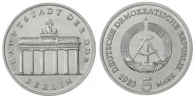Gedenkmünzen der DDR
5 Mark 1983, Brandenburger Tor. Auflage nur 3000 Ex. Stempelglanz, selten. Jaeger 1536.